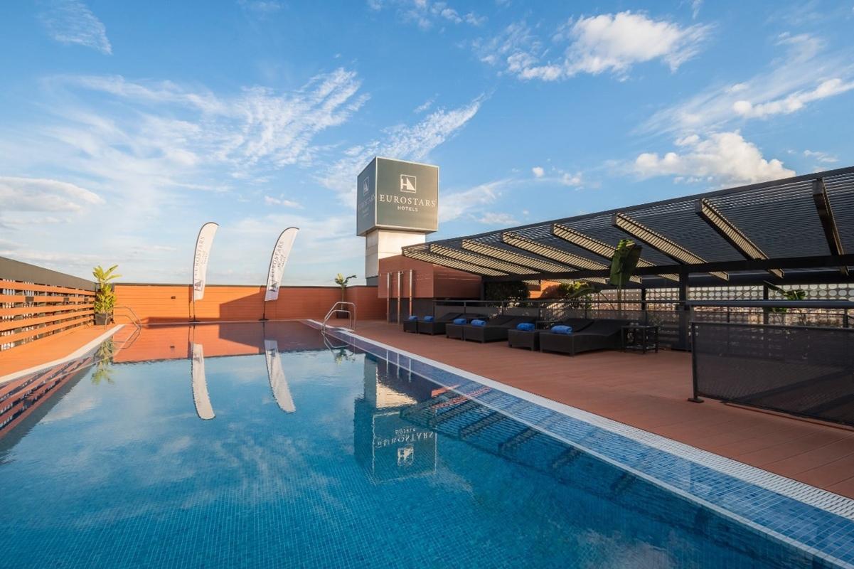 Eurostars Palace Κόρδοβα Εξωτερικό φωτογραφία The rooftop pool at the hotel
