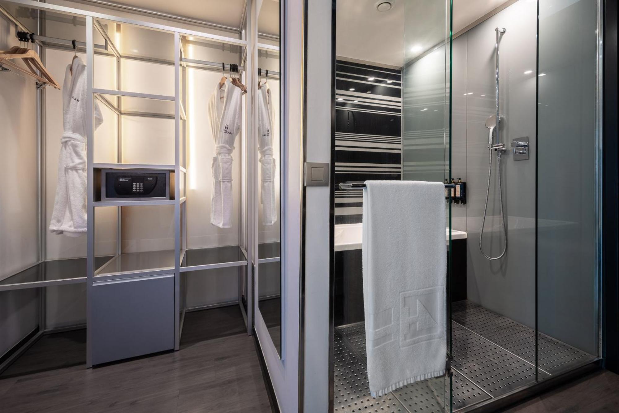 Eurostars Palace Κόρδοβα Εξωτερικό φωτογραφία A walk-in shower